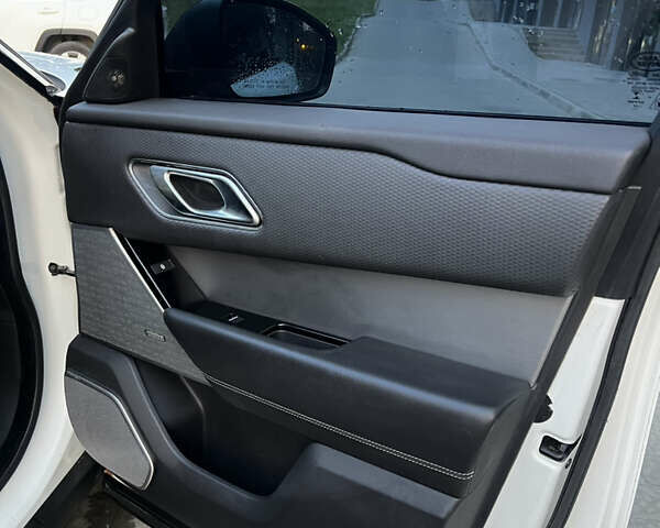 Білий Ленд Ровер Рендж Ровер Велар, об'ємом двигуна 2 л та пробігом 150 тис. км за 29900 $, фото 18 на Automoto.ua