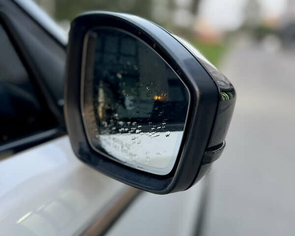 Білий Ленд Ровер Рендж Ровер Велар, об'ємом двигуна 2 л та пробігом 150 тис. км за 29900 $, фото 37 на Automoto.ua