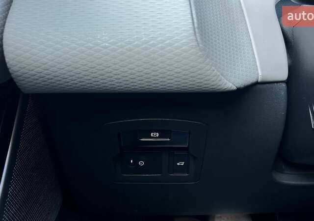 Білий Ленд Ровер Рендж Ровер Велар, об'ємом двигуна 3 л та пробігом 76 тис. км за 35999 $, фото 22 на Automoto.ua