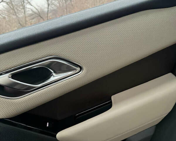 Білий Ленд Ровер Рендж Ровер Велар, об'ємом двигуна 2 л та пробігом 66 тис. км за 31000 $, фото 11 на Automoto.ua