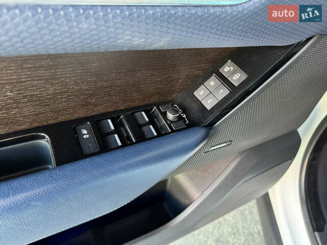 Белый Ленд Ровер Рендж Ровер Велар, объемом двигателя 2 л и пробегом 91 тыс. км за 34999 $, фото 31 на Automoto.ua