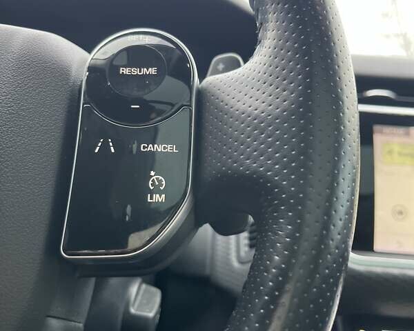 Белый Ленд Ровер Рендж Ровер Велар, объемом двигателя 2 л и пробегом 138 тыс. км за 39690 $, фото 41 на Automoto.ua