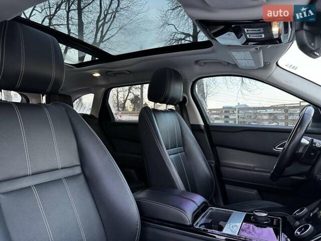 Білий Ленд Ровер Рендж Ровер Велар, об'ємом двигуна 2 л та пробігом 141 тис. км за 37690 $, фото 35 на Automoto.ua