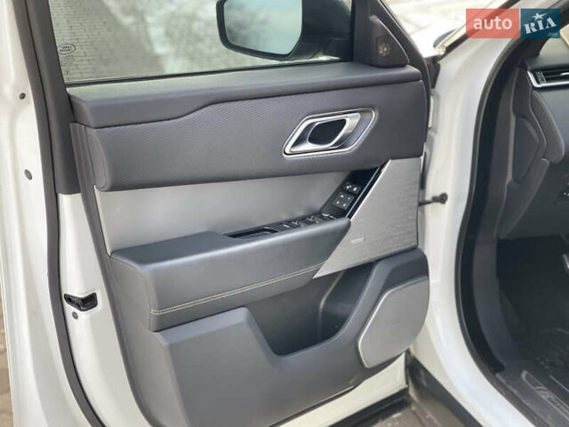 Білий Ленд Ровер Рендж Ровер Велар, об'ємом двигуна 2 л та пробігом 209 тис. км за 31999 $, фото 33 на Automoto.ua