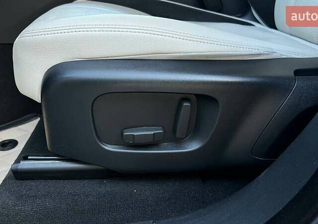 Білий Ленд Ровер Рендж Ровер Велар, об'ємом двигуна 3 л та пробігом 76 тис. км за 35999 $, фото 28 на Automoto.ua