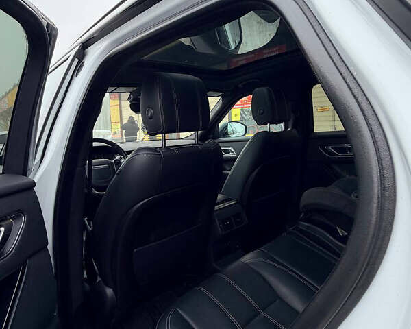 Білий Ленд Ровер Рендж Ровер Велар, об'ємом двигуна 2 л та пробігом 181 тис. км за 28500 $, фото 26 на Automoto.ua