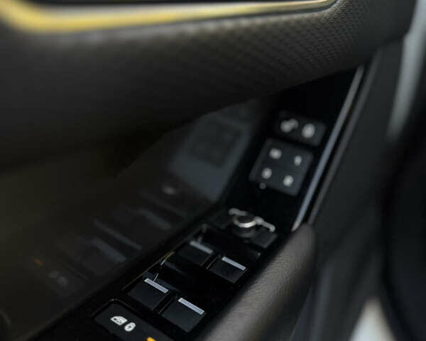 Білий Ленд Ровер Рендж Ровер Велар, об'ємом двигуна 0 л та пробігом 181 тис. км за 28300 $, фото 11 на Automoto.ua