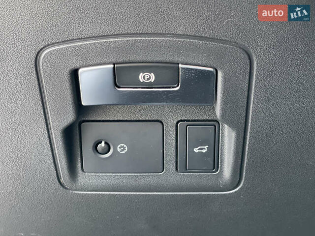 Білий Ленд Ровер Рендж Ровер Велар, об'ємом двигуна 2 л та пробігом 209 тис. км за 31999 $, фото 38 на Automoto.ua