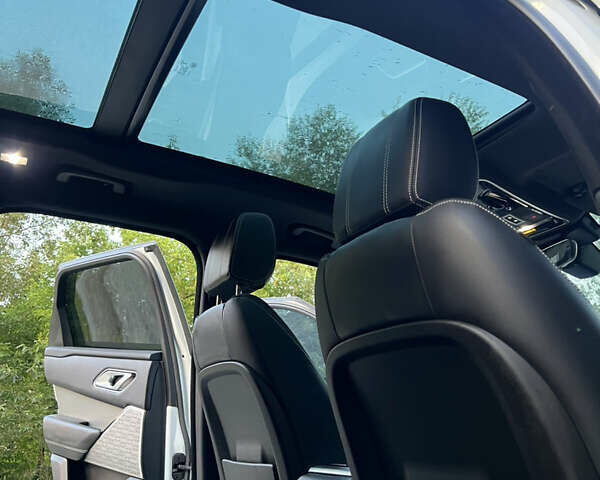 Білий Ленд Ровер Рендж Ровер Велар, об'ємом двигуна 2 л та пробігом 150 тис. км за 29900 $, фото 28 на Automoto.ua