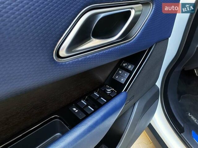 Белый Ленд Ровер Рендж Ровер Велар, объемом двигателя 2 л и пробегом 91 тыс. км за 34999 $, фото 30 на Automoto.ua