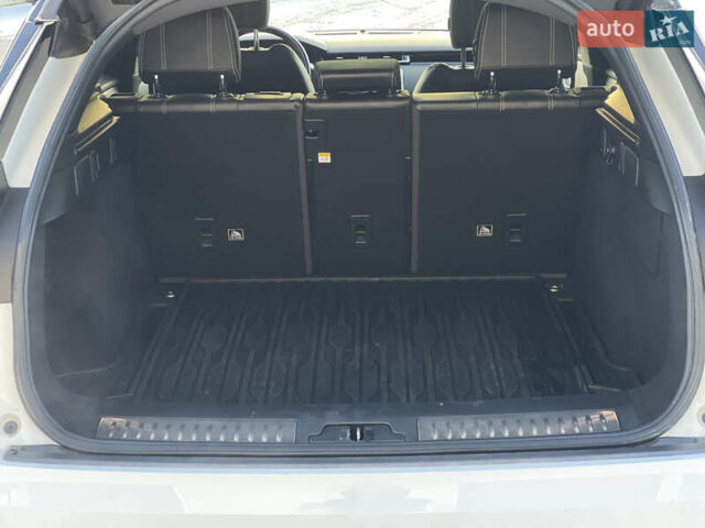 Білий Ленд Ровер Рендж Ровер Велар, об'ємом двигуна 2 л та пробігом 209 тис. км за 31999 $, фото 79 на Automoto.ua