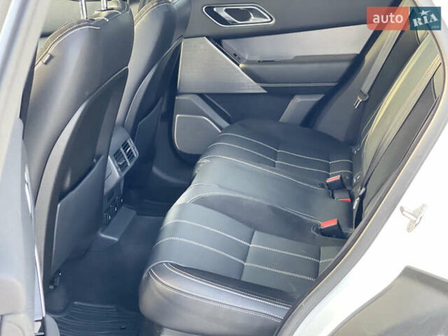 Білий Ленд Ровер Рендж Ровер Велар, об'ємом двигуна 2 л та пробігом 209 тис. км за 31999 $, фото 59 на Automoto.ua