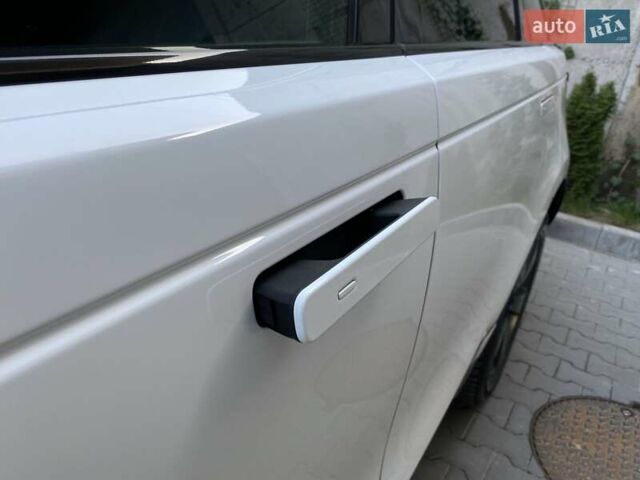 Белый Ленд Ровер Рендж Ровер Велар, объемом двигателя 2 л и пробегом 91 тыс. км за 34999 $, фото 19 на Automoto.ua