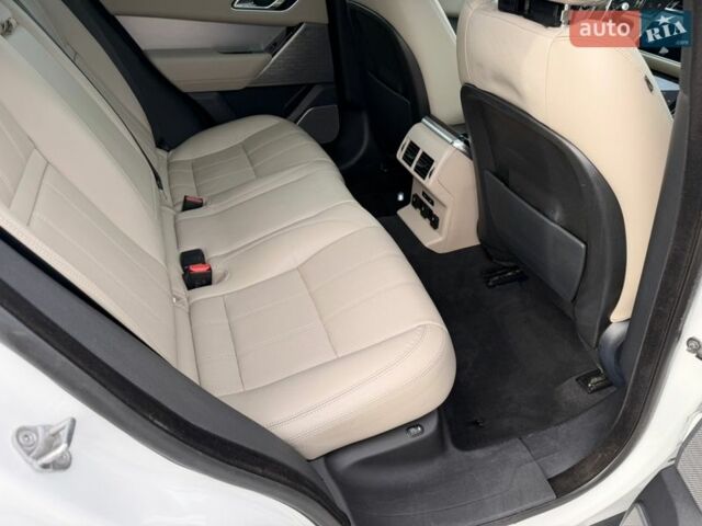 Белый Ленд Ровер Рендж Ровер Велар, объемом двигателя 2 л и пробегом 124 тыс. км за 28500 $, фото 17 на Automoto.ua