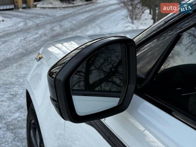 Білий Ленд Ровер Рендж Ровер Велар, об'ємом двигуна 2 л та пробігом 141 тис. км за 37690 $, фото 15 на Automoto.ua