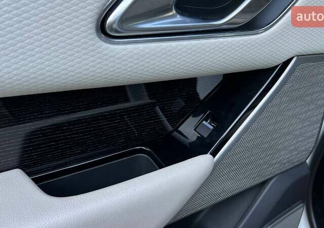 Білий Ленд Ровер Рендж Ровер Велар, об'ємом двигуна 3 л та пробігом 76 тис. км за 35999 $, фото 31 на Automoto.ua