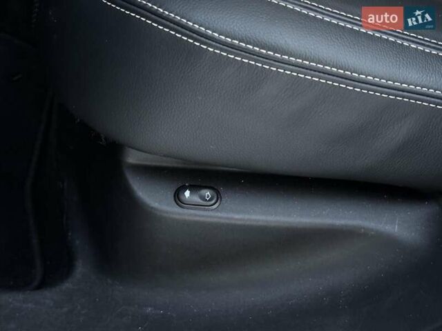 Білий Ленд Ровер Рендж Ровер Велар, об'ємом двигуна 2 л та пробігом 141 тис. км за 37690 $, фото 30 на Automoto.ua