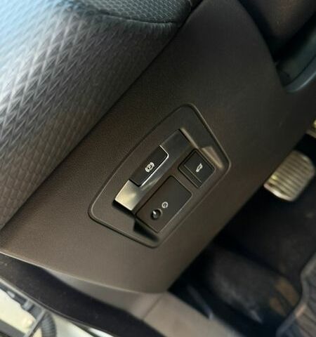 Білий Ленд Ровер Рендж Ровер Велар, об'ємом двигуна 2 л та пробігом 132 тис. км за 33000 $, фото 26 на Automoto.ua