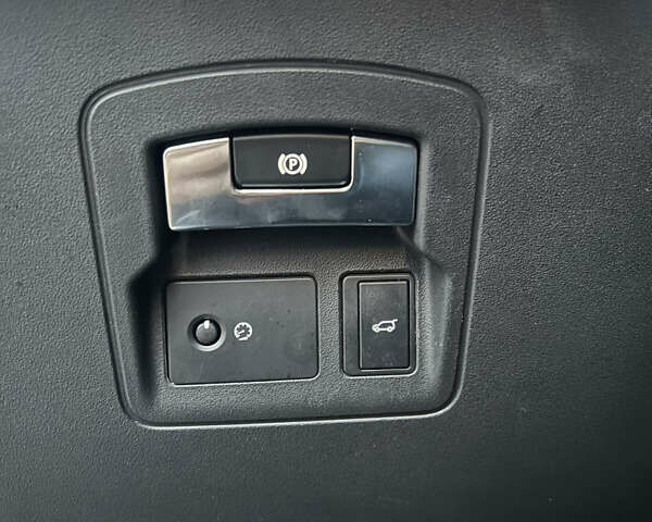 Білий Ленд Ровер Рендж Ровер Велар, об'ємом двигуна 2 л та пробігом 150 тис. км за 29900 $, фото 15 на Automoto.ua