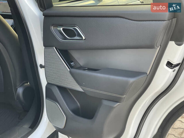 Білий Ленд Ровер Рендж Ровер Велар, об'ємом двигуна 2 л та пробігом 209 тис. км за 31999 $, фото 63 на Automoto.ua