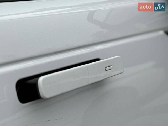 Белый Ленд Ровер Рендж Ровер Велар, объемом двигателя 2 л и пробегом 127 тыс. км за 27900 $, фото 9 на Automoto.ua