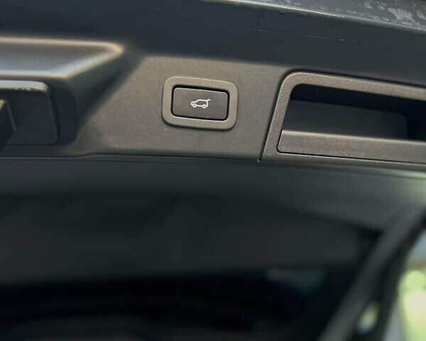 Білий Ленд Ровер Рендж Ровер Велар, об'ємом двигуна 2 л та пробігом 150 тис. км за 29900 $, фото 31 на Automoto.ua