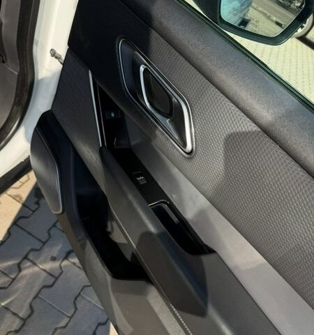 Білий Ленд Ровер Рендж Ровер Велар, об'ємом двигуна 2 л та пробігом 132 тис. км за 33000 $, фото 17 на Automoto.ua