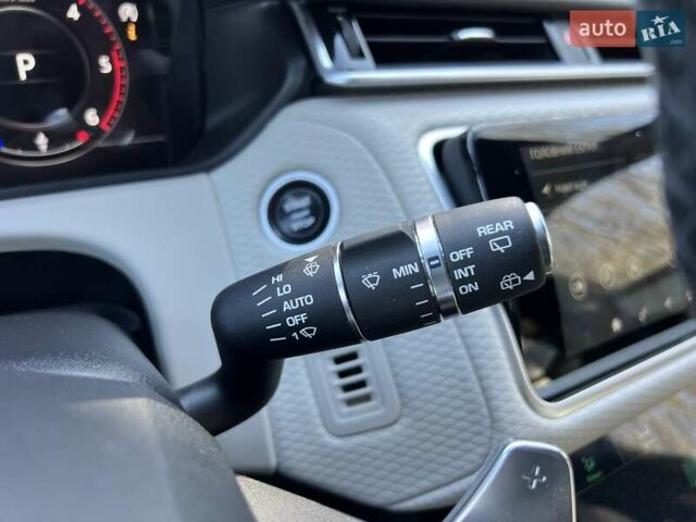 Белый Ленд Ровер Рендж Ровер Велар, объемом двигателя 2 л и пробегом 112 тыс. км за 31999 $, фото 16 на Automoto.ua