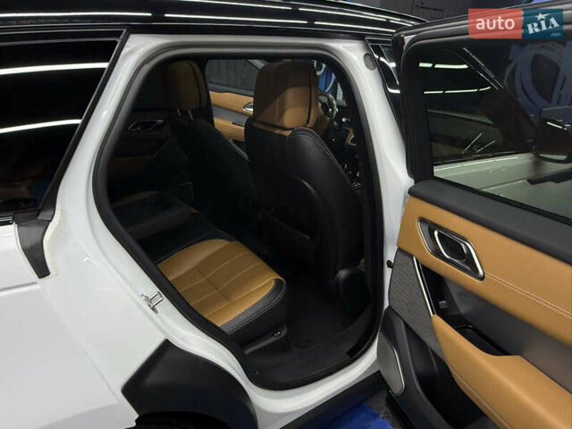 Белый Ленд Ровер Рендж Ровер Велар, объемом двигателя 3 л и пробегом 95 тыс. км за 43000 $, фото 9 на Automoto.ua