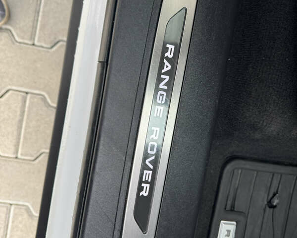 Белый Ленд Ровер Рендж Ровер Велар, объемом двигателя 2 л и пробегом 62 тыс. км за 39900 $, фото 30 на Automoto.ua