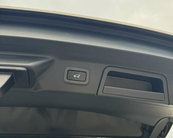 Белый Ленд Ровер Рендж Ровер Велар, объемом двигателя 2 л и пробегом 62 тыс. км за 39900 $, фото 26 на Automoto.ua