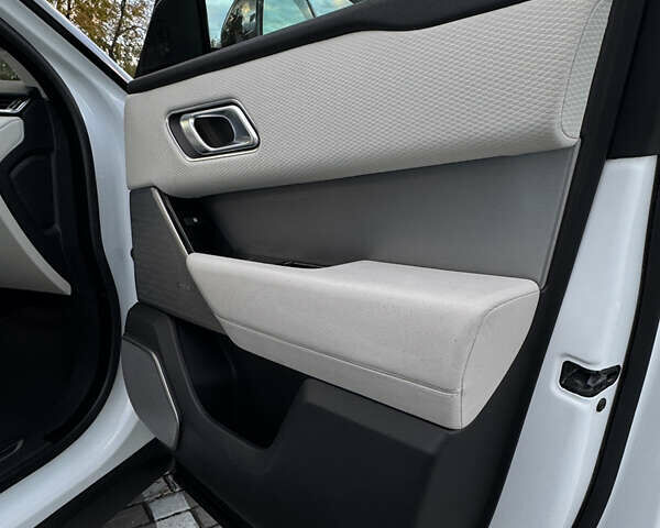 Белый Ленд Ровер Рендж Ровер Велар, объемом двигателя 2 л и пробегом 80 тыс. км за 35500 $, фото 39 на Automoto.ua