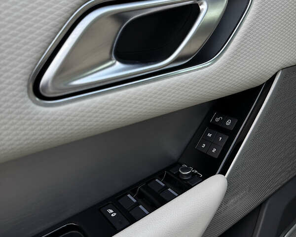 Белый Ленд Ровер Рендж Ровер Велар, объемом двигателя 2 л и пробегом 80 тыс. км за 35500 $, фото 50 на Automoto.ua