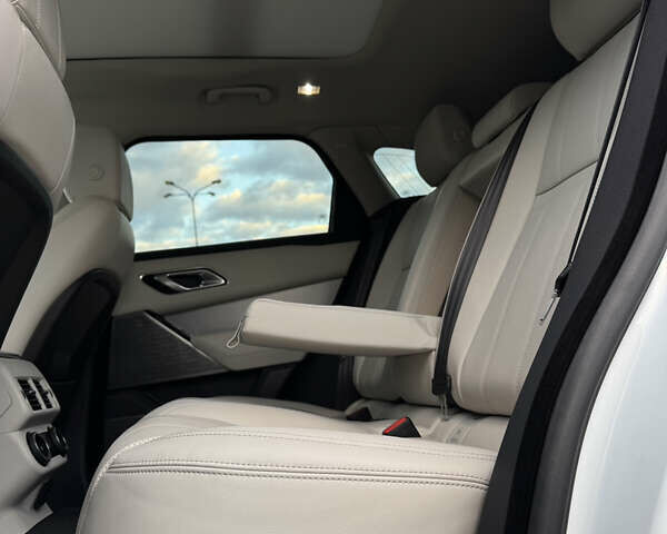 Белый Ленд Ровер Рендж Ровер Велар, объемом двигателя 2 л и пробегом 80 тыс. км за 35500 $, фото 47 на Automoto.ua