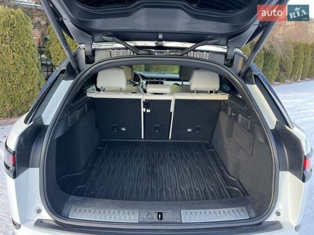 Белый Ленд Ровер Рендж Ровер Велар, объемом двигателя 2 л и пробегом 112 тыс. км за 31999 $, фото 10 на Automoto.ua