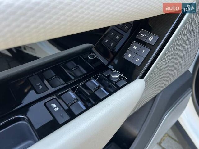 Белый Ленд Ровер Рендж Ровер Велар, объемом двигателя 2 л и пробегом 112 тыс. км за 31999 $, фото 31 на Automoto.ua