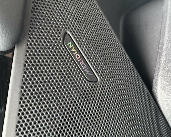 Белый Ленд Ровер Рендж Ровер Велар, объемом двигателя 2 л и пробегом 62 тыс. км за 39900 $, фото 31 на Automoto.ua