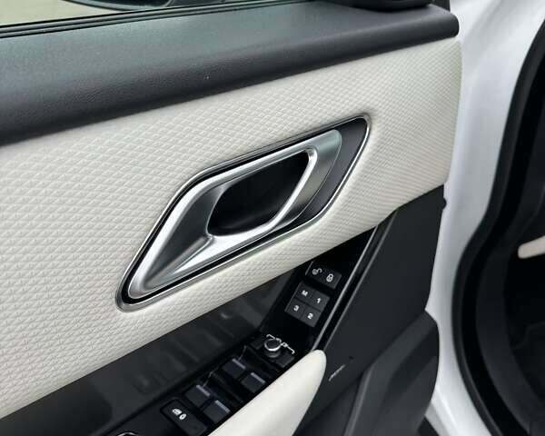 Білий Ленд Ровер Рендж Ровер Велар, об'ємом двигуна 2 л та пробігом 129 тис. км за 34900 $, фото 12 на Automoto.ua