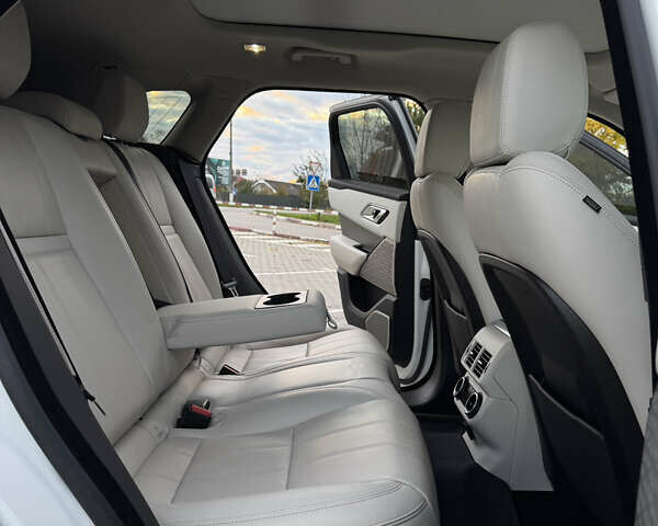 Белый Ленд Ровер Рендж Ровер Велар, объемом двигателя 2 л и пробегом 80 тыс. км за 35500 $, фото 40 на Automoto.ua