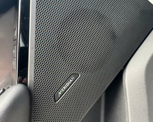 Белый Ленд Ровер Рендж Ровер Велар, объемом двигателя 2 л и пробегом 62 тыс. км за 39900 $, фото 32 на Automoto.ua