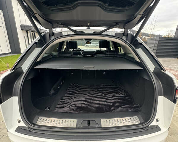 Белый Ленд Ровер Рендж Ровер Велар, объемом двигателя 2 л и пробегом 62 тыс. км за 39900 $, фото 25 на Automoto.ua