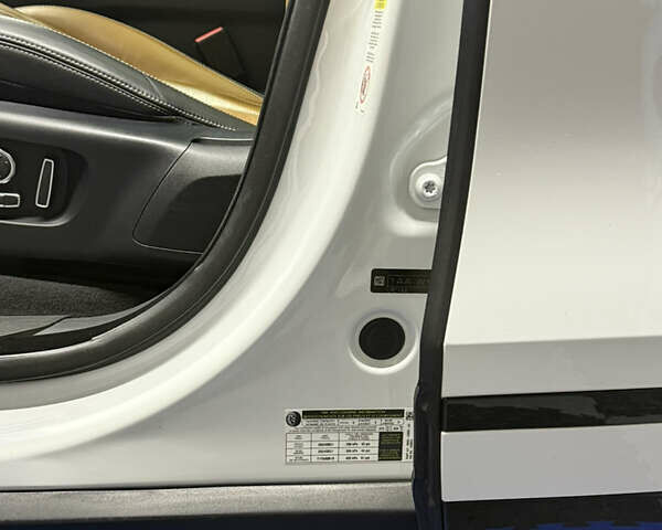 Білий Ленд Ровер Рендж Ровер Велар, об'ємом двигуна 3 л та пробігом 97 тис. км за 43500 $, фото 4 на Automoto.ua