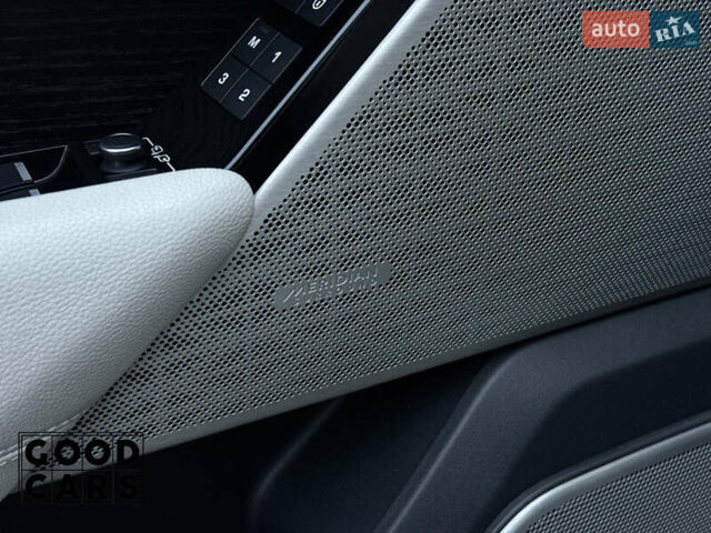 Белый Ленд Ровер Рендж Ровер Велар, объемом двигателя 2 л и пробегом 51 тыс. км за 42500 $, фото 19 на Automoto.ua