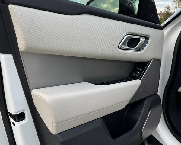 Белый Ленд Ровер Рендж Ровер Велар, объемом двигателя 2 л и пробегом 80 тыс. км за 35500 $, фото 51 на Automoto.ua