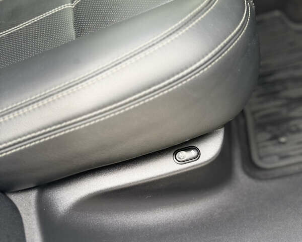 Белый Ленд Ровер Рендж Ровер Велар, объемом двигателя 2 л и пробегом 62 тыс. км за 39900 $, фото 11 на Automoto.ua