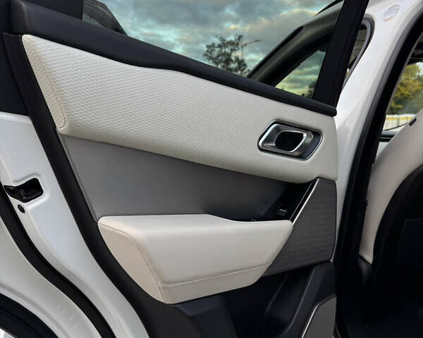 Белый Ленд Ровер Рендж Ровер Велар, объемом двигателя 2 л и пробегом 80 тыс. км за 35500 $, фото 48 на Automoto.ua