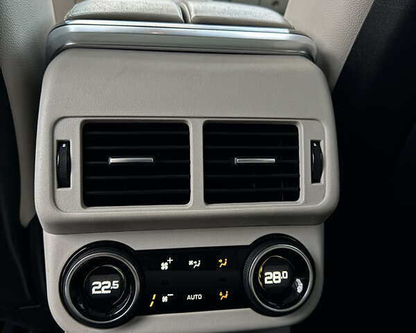 Белый Ленд Ровер Рендж Ровер Велар, объемом двигателя 2 л и пробегом 80 тыс. км за 35500 $, фото 45 на Automoto.ua