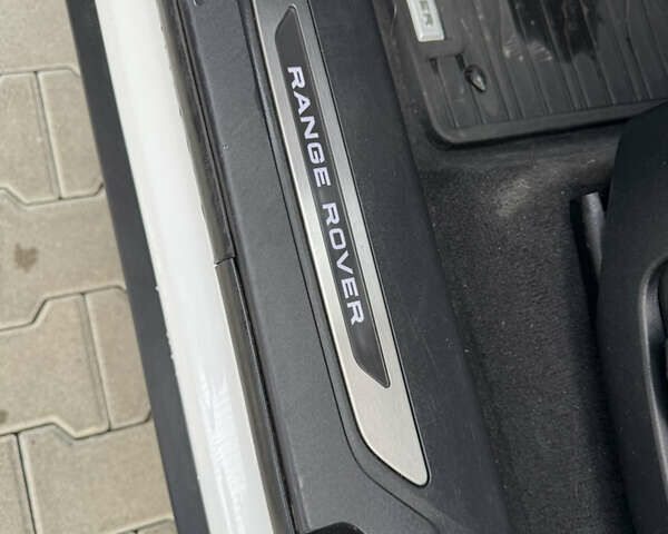 Белый Ленд Ровер Рендж Ровер Велар, объемом двигателя 2 л и пробегом 62 тыс. км за 39900 $, фото 29 на Automoto.ua