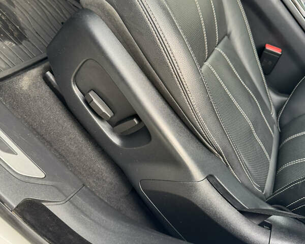 Белый Ленд Ровер Рендж Ровер Велар, объемом двигателя 2 л и пробегом 62 тыс. км за 39900 $, фото 28 на Automoto.ua