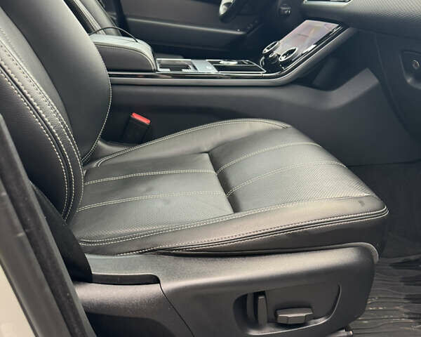 Белый Ленд Ровер Рендж Ровер Велар, объемом двигателя 2 л и пробегом 62 тыс. км за 39900 $, фото 33 на Automoto.ua